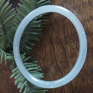 B904 Vintage Incadescent Glass White Bangle Bracelet